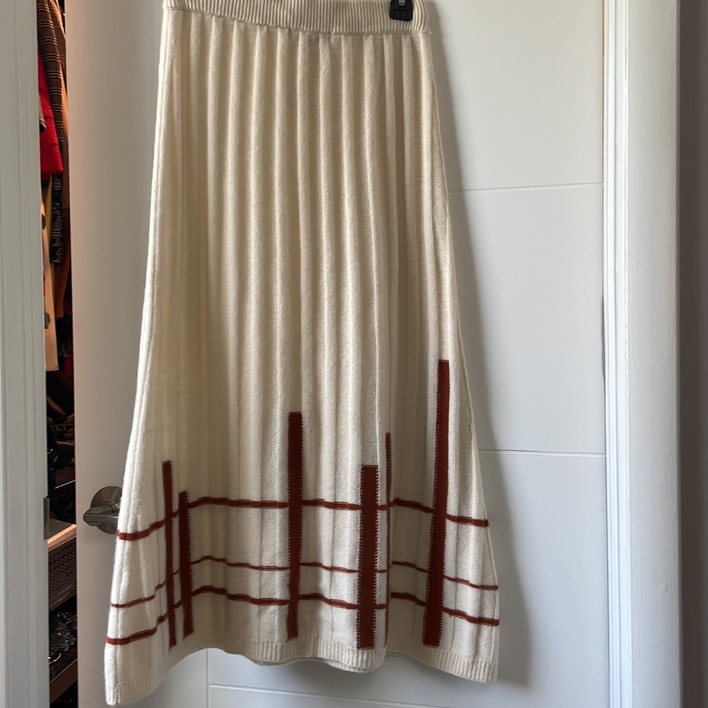 ⭐️ GORGEOUS and Unique Skirt - Picture 7 of 10